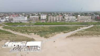 Noordwijk yakınlarındaki Hollanda 'daki Noordzee' nin sahil şeridi..