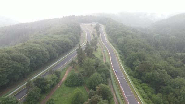 Нурбург, 23 июня 2021 года, Германия. Автоспортивная трасса на немецком Эйфеле в облачный день. — стоковое видео