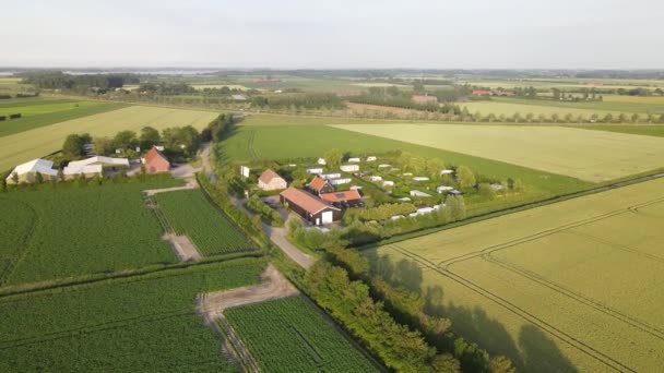 Campeggio in Zeeland, Paesi Bassi. su una giornata soleggiata e nuvolosa vista drone aereo. — Video Stock