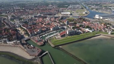 Zeeland, Walcheren 'deki Vlissingen liman bulvarı ve şehir silüeti.