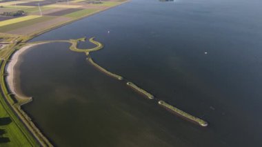 Hollanda 'nın Zeewolde şehrindeki Lale Adası insansız hava aracı görüntüsü.