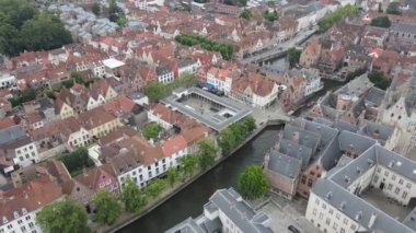 Brugge balık pazarının havadan görünüşü Belçika 'daki tarihi şehir merkezi.