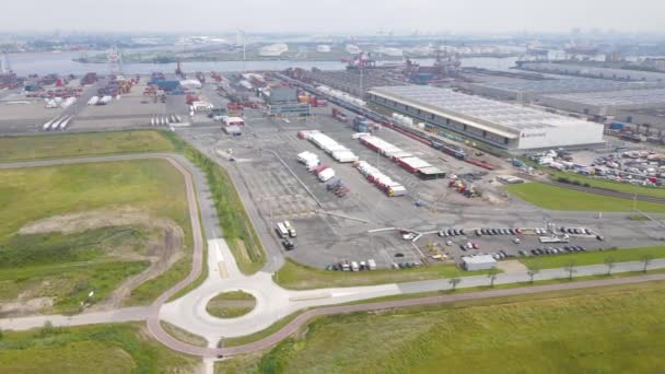 Amszterdam Westpoort, 2021. július 11., Hollandia. TMA logisztika antenna drón nézet konténer kikötő kikötő dokk. — Stock videók