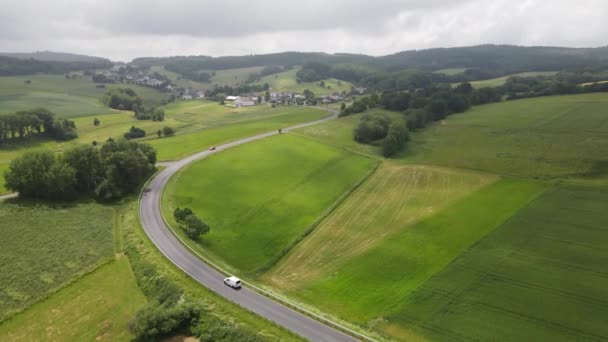 Német Eifel kanyargós út a hegyeken keresztül egy napos legelőn nyáron. — Stock videók