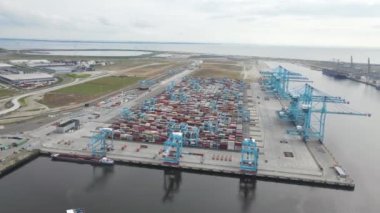 Rotterdam, 5 Temmuz 2021, Hollanda. Dünyanın en büyük limanlarından birindeki konteyner rıhtımının insansız hava aracı görüntüsü.