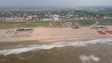 Noordwijk yakınlarındaki Hollanda 'daki Noordzee' nin sahil şeridi..