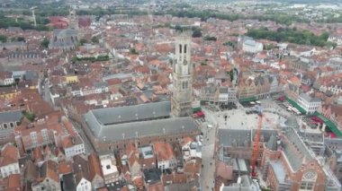 Brugge, 5 Temmuz 2021, Belçika. Brugge 'ün havadan görünüşü eski tarihi şehir merkezi, eski kilise. Avrupa.