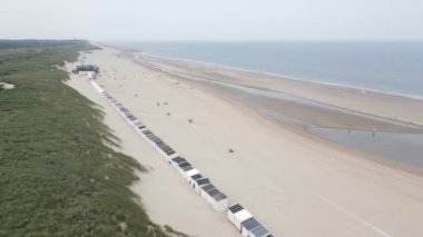 Oostkapelle, Zeeland, Hollanda 'daki küçük sahil evleri ve kumulların havadan görünüşü.