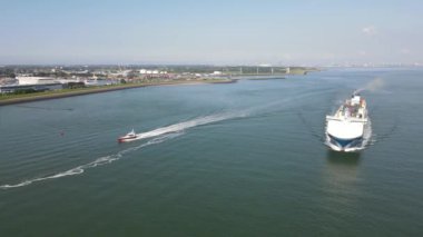 Vlissingen, 2 Temmuz 2021, Hollanda. Kargo gemisi liman bulvarında ve Zeeland, Walcheren 'deki Vlissingen şehrinin siluetinde..