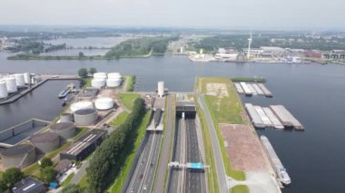 Coentunnel Amsterdam West, A10 karayolu Lj nehrinin altından geçiyor. Hava aracı görünümü.