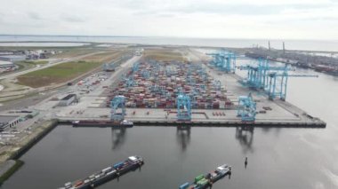 Rotterdam, 5 Temmuz 2021, Hollanda. Dünyanın en büyük limanlarından birindeki konteyner rıhtımının insansız hava aracı görüntüsü.