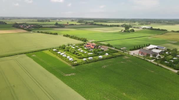 Kampeerplaats in Zeeland, Nederland. op een zonnige en bewolkte dag luchtfoto drone view. — Stockvideo