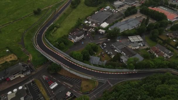 Adenau Germania, Gara pista aerea drone vista nell'Eifel in una giornata nuvolosa. — Video Stock