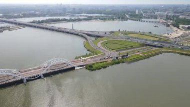 Amsterdam Doğu, 9 Haziran 2021, Enneus Heermabrug 'un Amsterdam, Hollanda' daki Ijburg ve Steigereiland Amsterdam 'a giden hava aracı videosu..