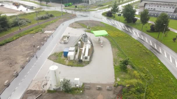 Amsterdam Westpoort, 11 juli 2021, Nederland. Brandstoftankstation waterstoftankstation duurzame duurzame hulpbronnen. — Stockvideo