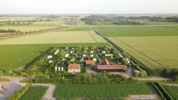 Kemp v Zeelandu, Nizozemsko. na slunečném a oblačném letovém bezpilotní pohled. — Stock video