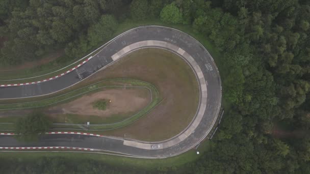 Nurburg, 23 juni 2021, Duitsland. Motorsport circuit Racebaan in de Duitse Eifel op een bewolkte dag. — Stockvideo