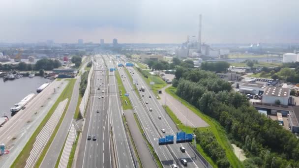 Amsterdam Westpoort, Hemhavens Kohlefabrik Hemweg und A10 Rindenstraßenindustriehafen in Amsterdam. Die Niederlande aus der Luft. — Stockvideo