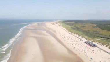 Oostkapelle, Zeeland, Hollanda 'daki küçük sahil evleri ve kumulların havadan görünüşü.