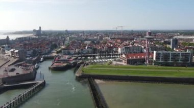 Zeeland, Walcheren 'deki Vlissingen liman bulvarı ve şehir silüeti.