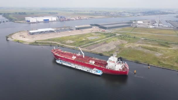 Amsterdam Westpoort, 11. Juli 2021, Niederlande. Evos Amsterdam Öltanker Hafen Hafen Luftaufnahme Drohne. — Stockvideo