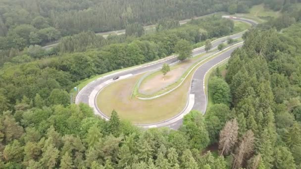 Circuit de sports mécaniques une piste de course dans l'Eifel allemand par une journée nuageuse. — Video