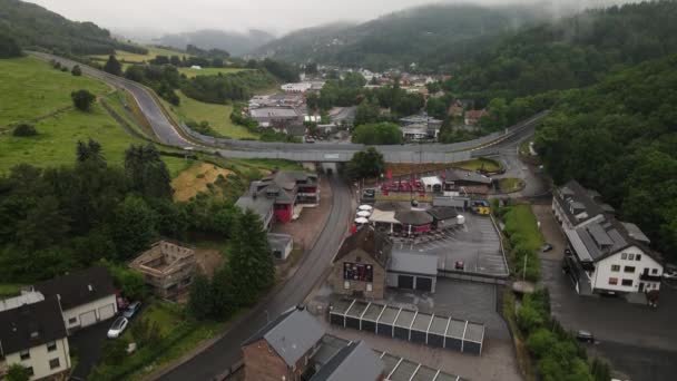 Adenau, Rennstrecke Drohnen-Ansicht in der Eifel an einem bewölkten Tag. — Stockvideo