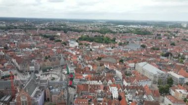 Brugge 'ün havadan görünüşü Belçika' daki tarihi şehir merkezi, şehir merkezi ve eski kilise..