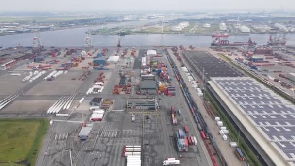 Amsterdam Westpoort, 11 lipca 2021, Holandia. TMA Logistics, magazyn kontenerów i obiektu wysyłki. Widok drona z powietrza. — Wideo stockowe