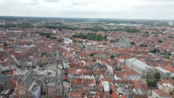 Vista aérea del centro histórico de Brujas en Bélgica, plaza del centro de la ciudad e iglesia antigua. — Vídeos de Stock