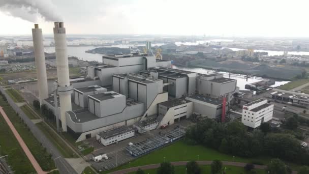 Amsterdam Westpoort, 11 de julio de 2021, Países Bajos. AEB planta de recuperación de residuos quema de residuos, planta de recuperación de energía industrial. — Vídeo de stock