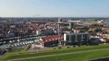 Zeeland, Walcheren 'deki Vlissingen liman bulvarı ve şehir silüeti.