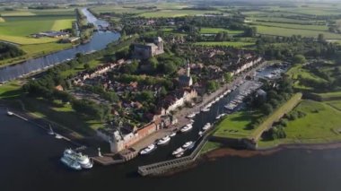 Veere, Zeeland, Hollanda ve Avrupa 'nın insansız hava aracı görüntüsü. Güneşli yaz günü liman ve şehir merkezi.