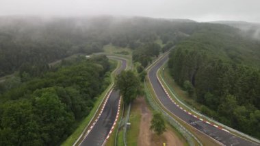 Motorsporları, bulutlu bir günde Alman Eifel 'inde bir yarış pistinde..