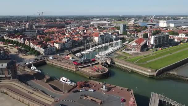 Vlissingen, 2 juli 2021, Nederland. Havenhavenboulevard en stadsskyline Vlissingen in Zeeland, Walcheren. — Stockvideo