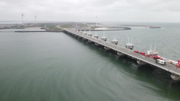 Delta pracuje v Nizozemsku, Neeltje Jans Oosterscheldekering v Zeelandu, Walcheren. — Stock video