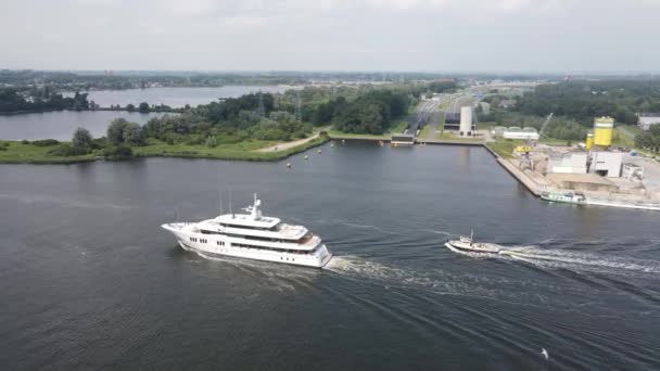 Amsterdam Westpoort, 11. Juli 2021, Niederlande. Große Luxusjacht segelt durch den Fluss Ij in Richtung Nordsee. — Stockvideo