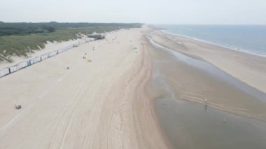 Oostkapelle, Zeeland, Hollanda 'daki küçük sahil evleri ve kumulların havadan görünüşü.