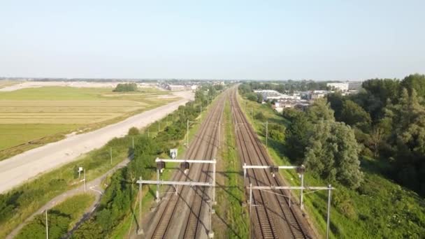 Trein spoor passagierstrein Luchtfoto van het openbaar vervoer infrastructuur in een typisch Hollands landschap. — Stockvideo