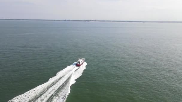 Barca su un mare nei Paesi Bassi vicino a Vlissingen, seguendo ad alta velocità in una giornata di sole. — Video Stock