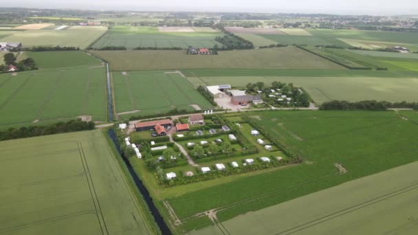 Camping en Zeeland, Países Bajos. en un día soleado y nublado vista aérea del dron. — Vídeo de stock