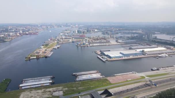 Amsterdam Westelijk havengebied Westpoort, Holanda do Norte, Países Baixos. Vista aérea do helicóptero drone. — Vídeo de Stock