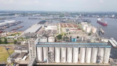 Amsterdam Westpoort, 11 Temmuz 2021. Su kenarındaki Bunge fabrikası soya işleme tesisi, endüstriyel liman bölgesinde tarım şirketi..