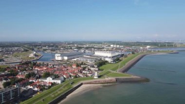 Vlissingen, 2 Temmuz 2021, Hollanda. Zeeland, Walcheren 'deki Vlissingen liman bulvarı ve şehir silüeti.
