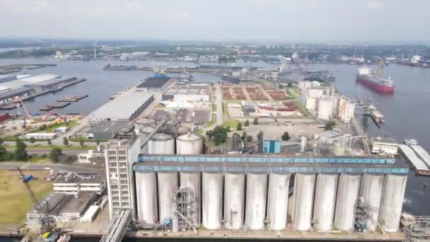 Amsterdam Westpoort, 11 Temmuz 2021. Su kenarındaki Bunge fabrikası soya işleme tesisi, endüstriyel liman bölgesinde tarım şirketi.. — Stok video