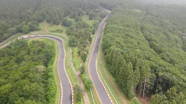 Motorsport-Rennstrecke in der Eifel an einem trüben Tag. — Stockvideo