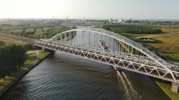 Luchtfoto van de Muiderspoorbrug over het Amsterdam-Rijnkanaal tussen Diemen en Weesp. — Stockvideo