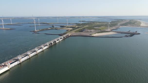 Deltawerken in Nederland, Neeltje Jans Oosterscheldekering in Zeeland, Walcheren. — Stockvideo