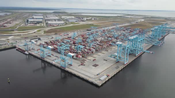 Rotterdam, 5 juli 2021, Nederländerna. Flygdrönare syn på container docka i en av de största hamnarna i världen. — Stockvideo