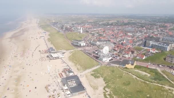 Egmond Aan Zee, 25. července 2021, Nizozemsko. Pobřežní čára pláže za krásného slunečného dne v Nizozemsku. Vodní lidé se znovu na slunci a na pláži. — Stock video